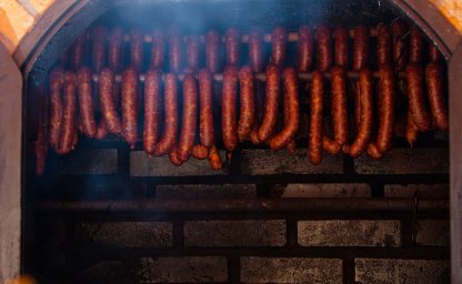 Räuchereien ermöglichen Ihnen die Zubereitung von Fleisch und Fisch auf eigene Faust